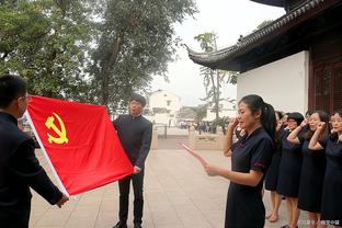 太不礼貌！葡萄牙球迷强吻中国美女记者